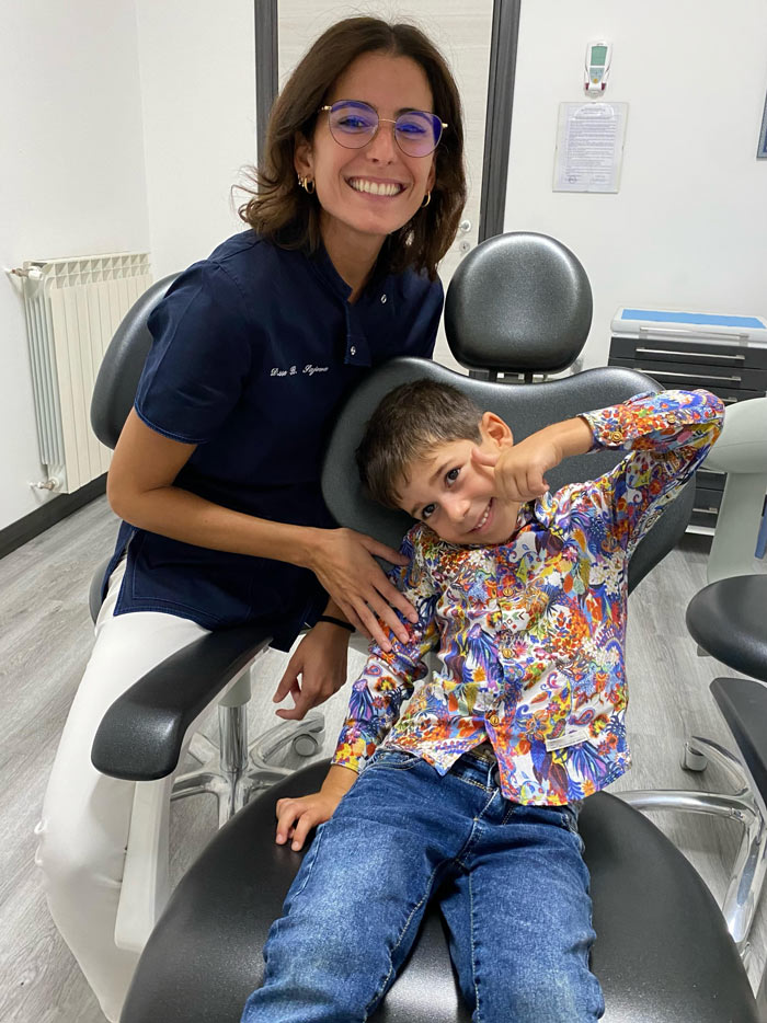 bianca sajeva con bambino paziente contento