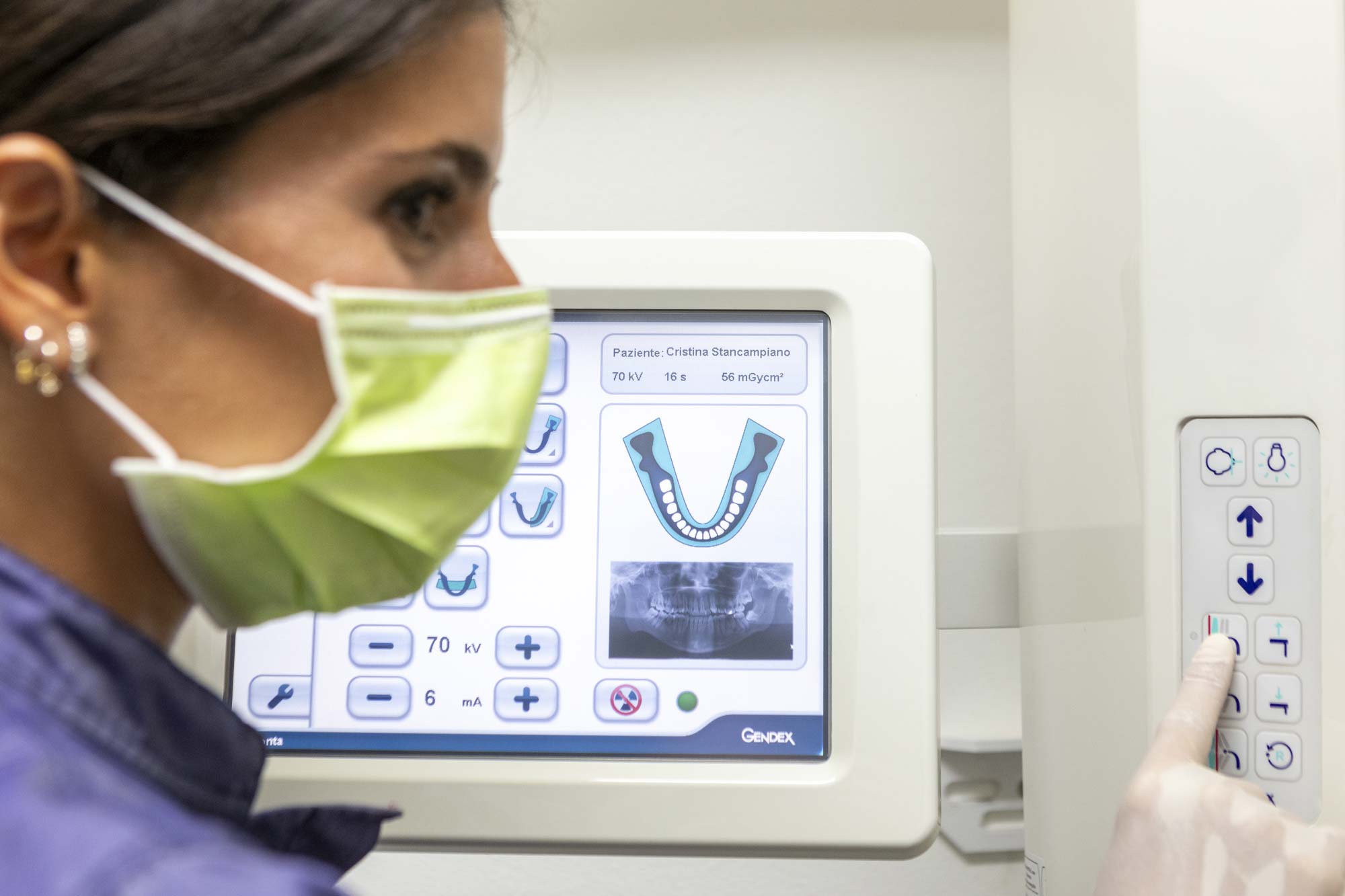 dentista alle prese con macchinario radiografia dentista alle prese con macchinario radiografia