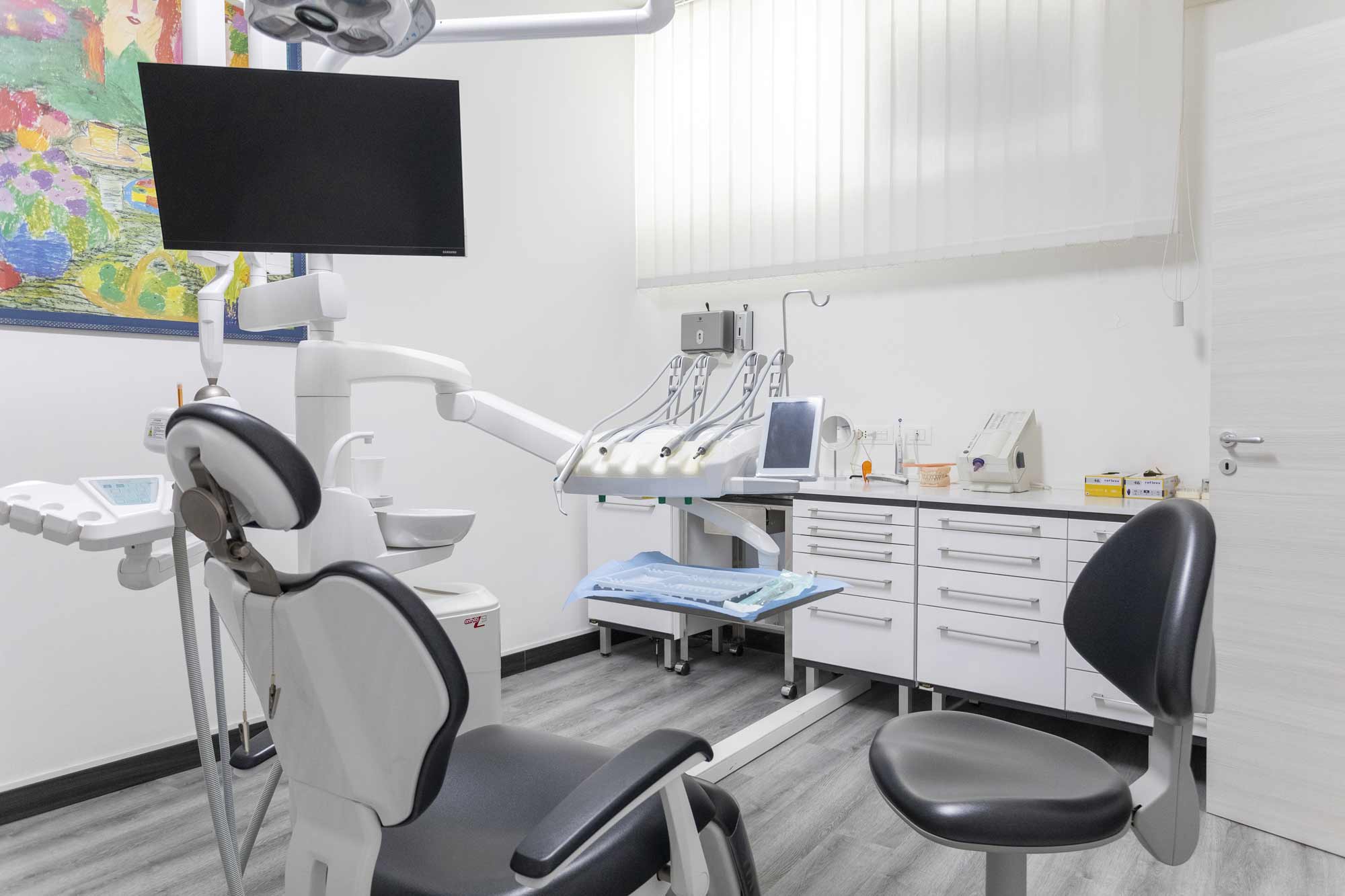 foto della sala dentistica operatoria con strumentazione tecnica
