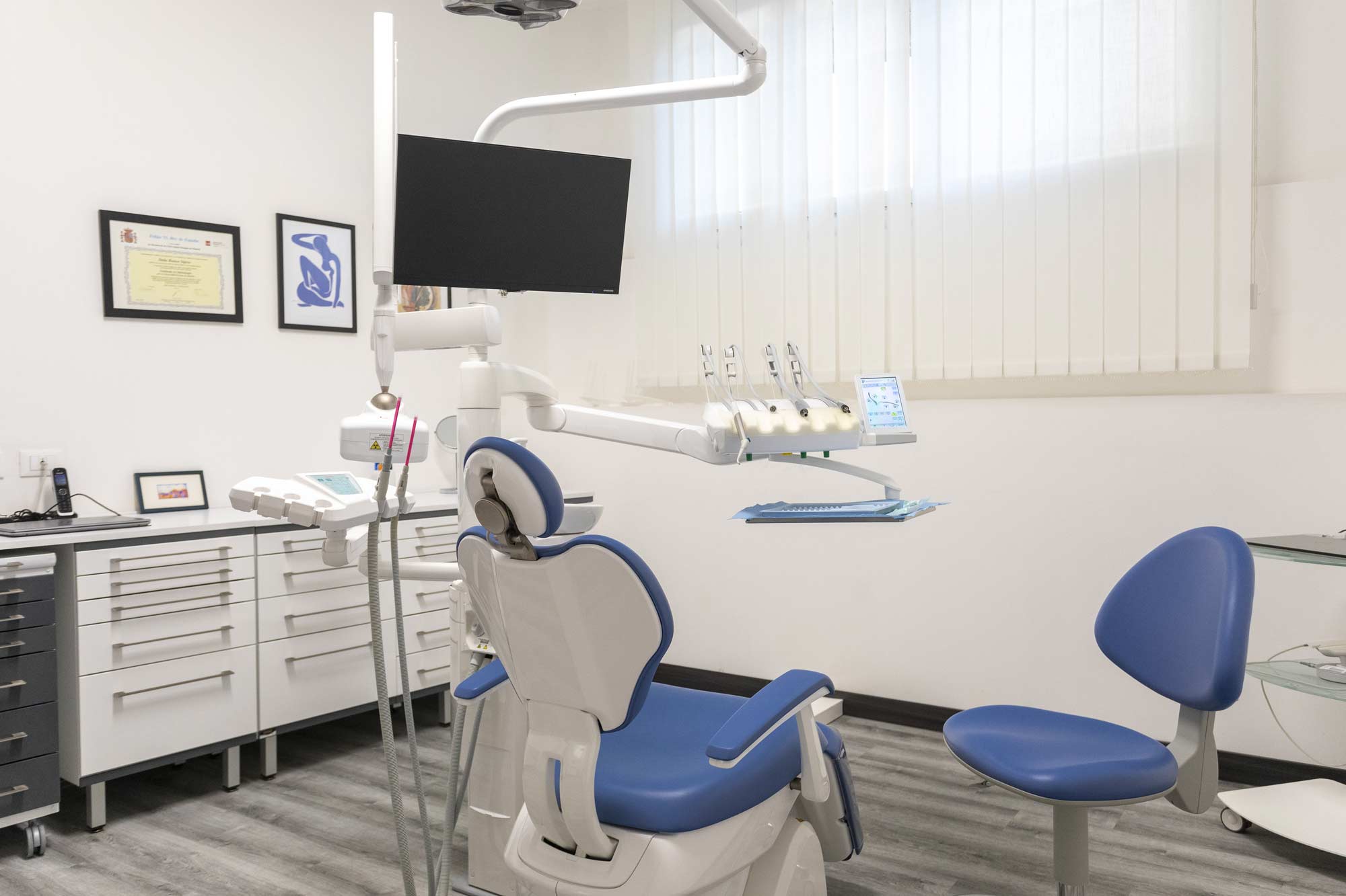 postazione dentistica operatoria con strumentazione tecnica