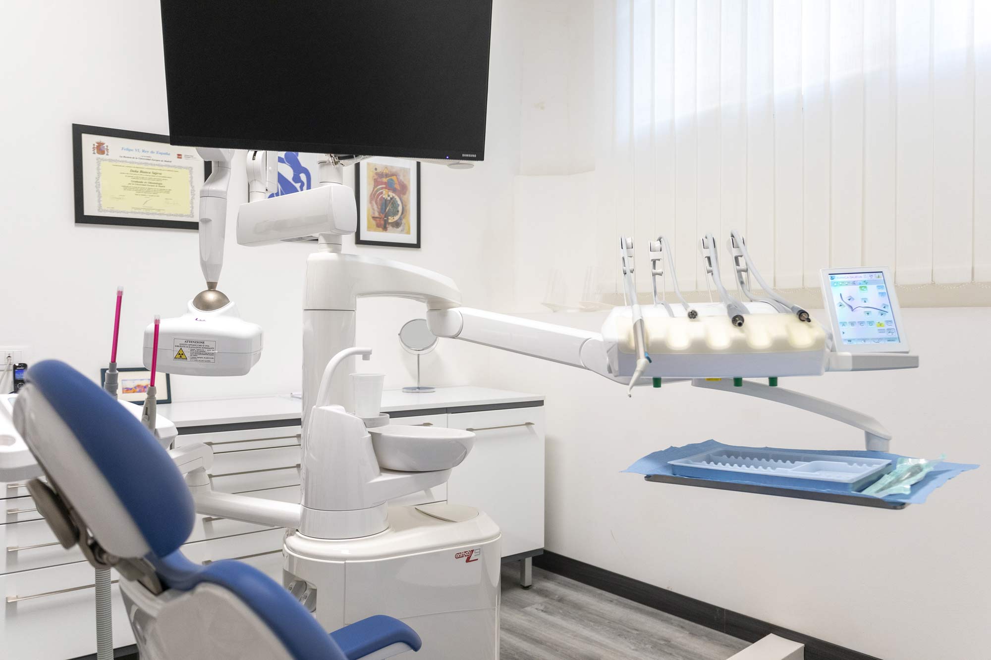 postazione dentistica operatoria con strumentazione tecnica