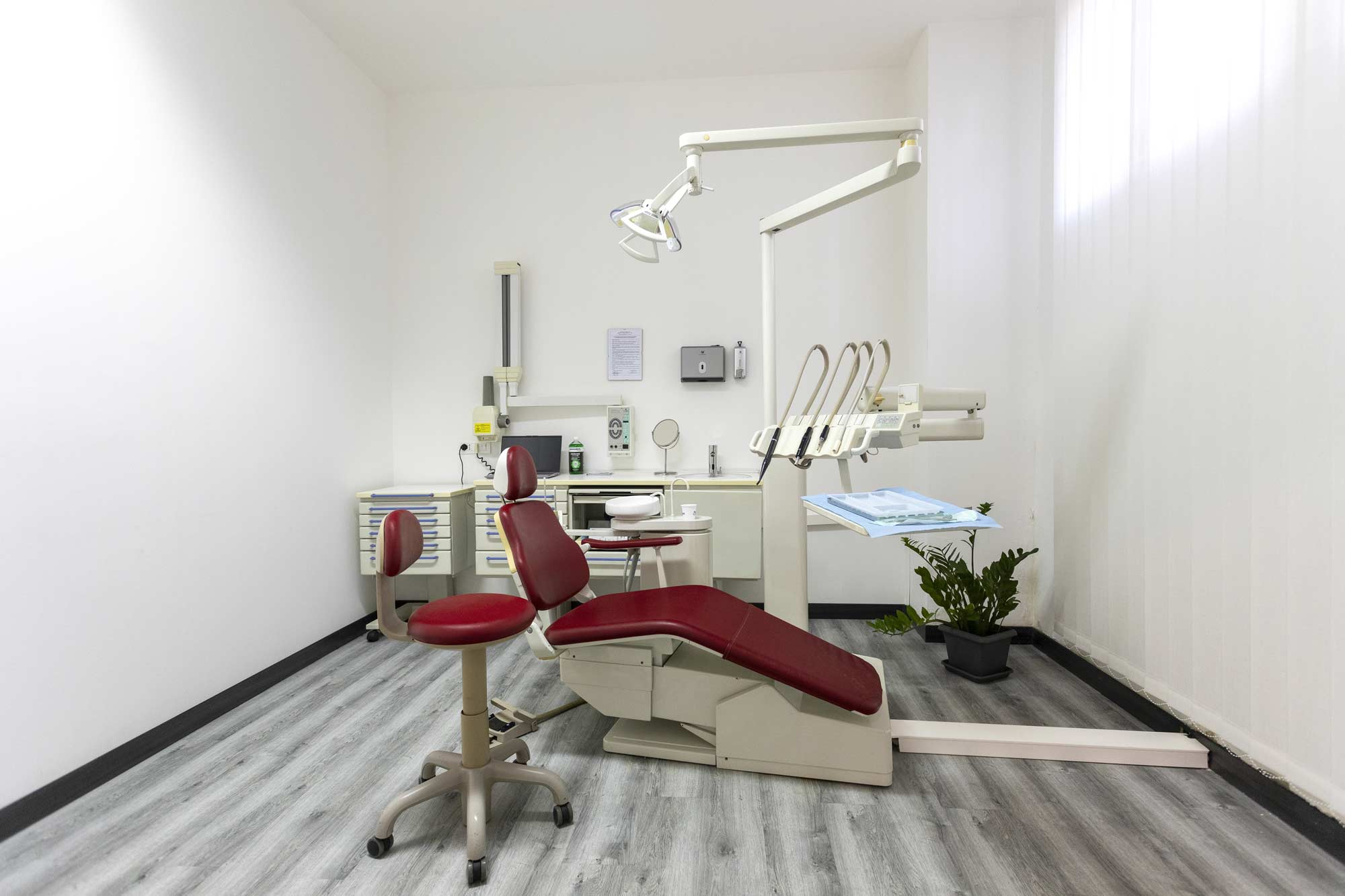 sala dentistica operatoria con strumentazione tecnica