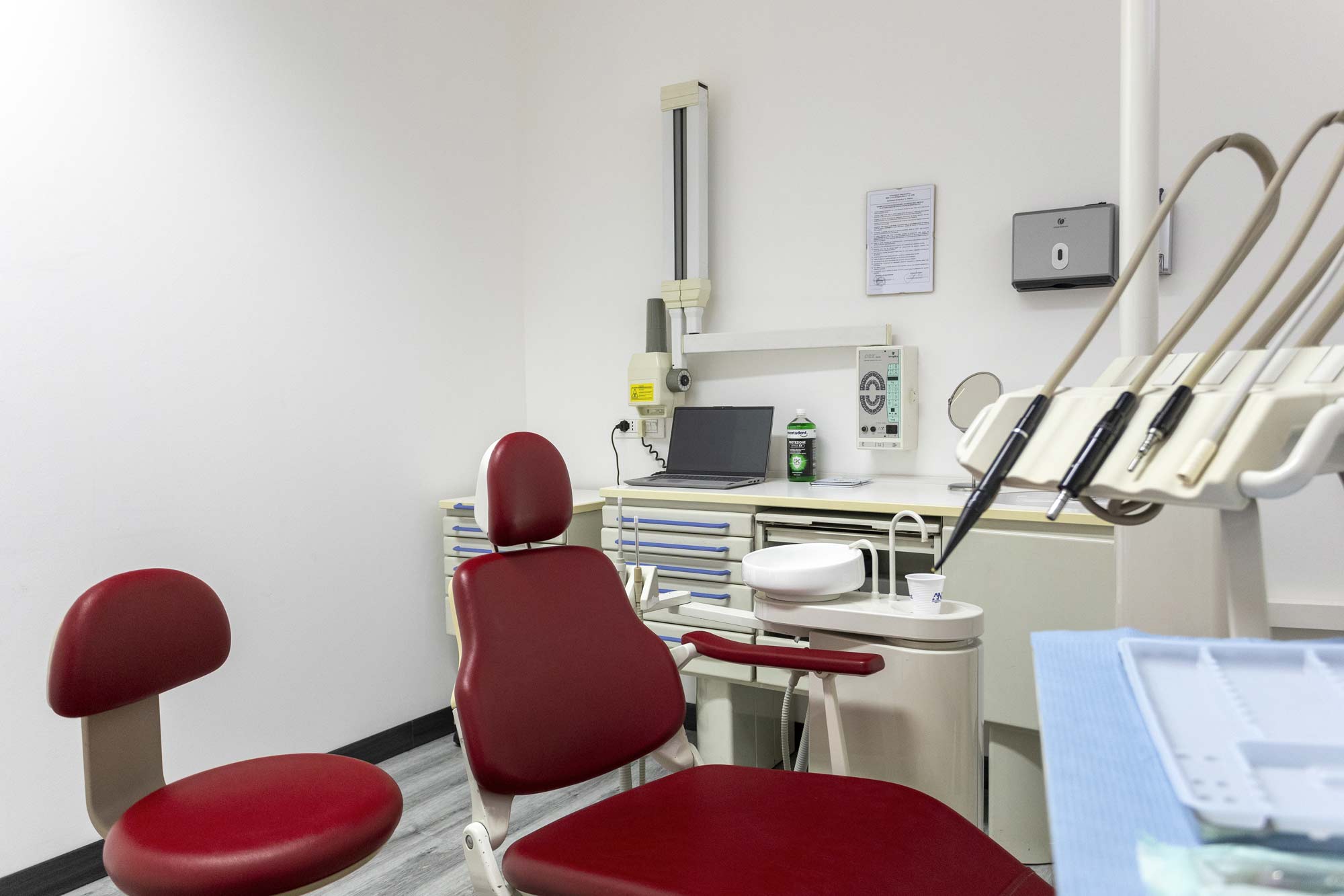 foto ravvicinata sala dentistica operatoria con strumentazione tecnica